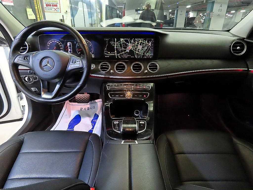 Mercedes-Benz E-Class — photo 10