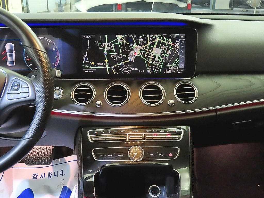 Mercedes-Benz E-Class — photo 11