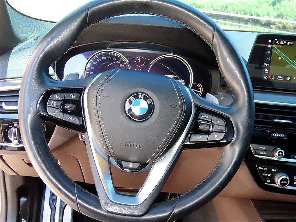 BMW 5-Series — photo 08