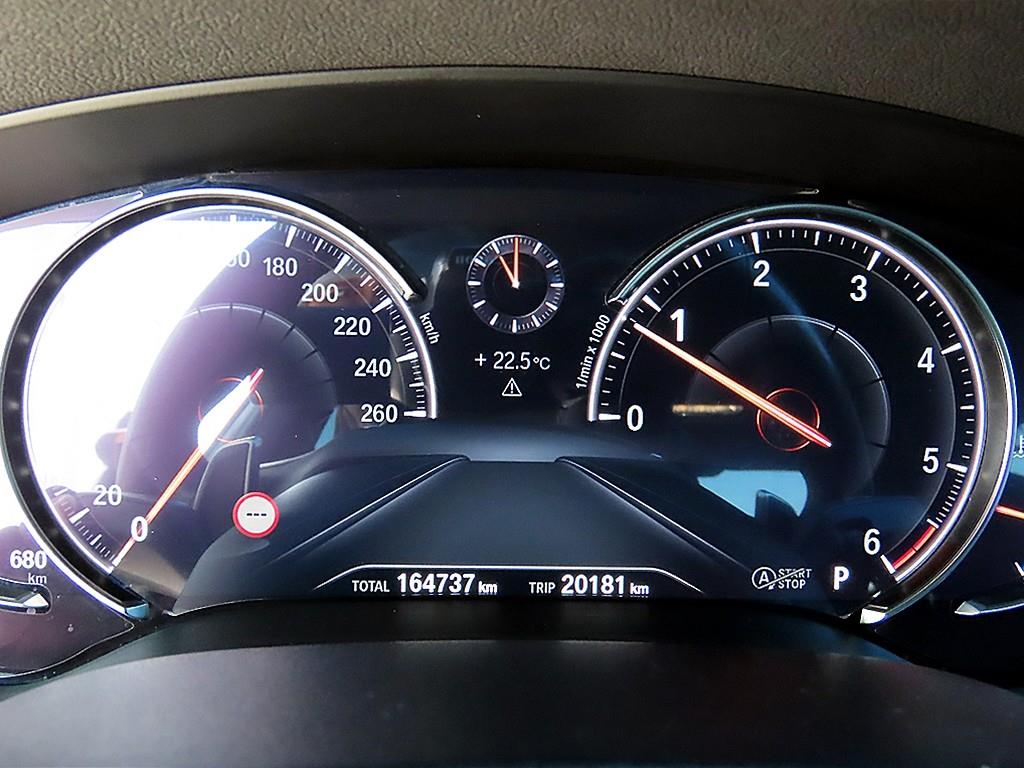 BMW 5-Series — photo 09