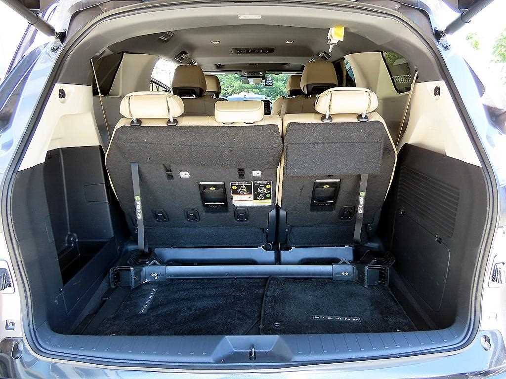 Toyota Sienna — photo 17
