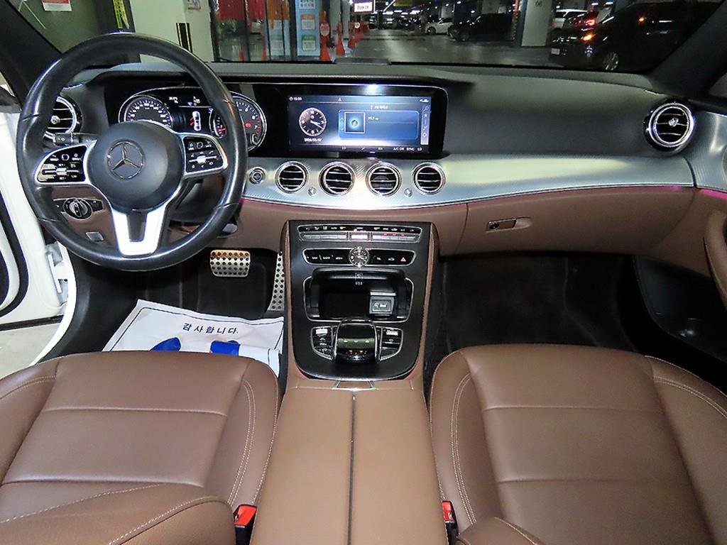 Mercedes-Benz E-Class — photo 10