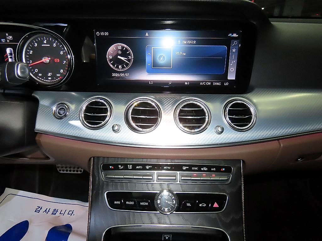 Mercedes-Benz E-Class — photo 11