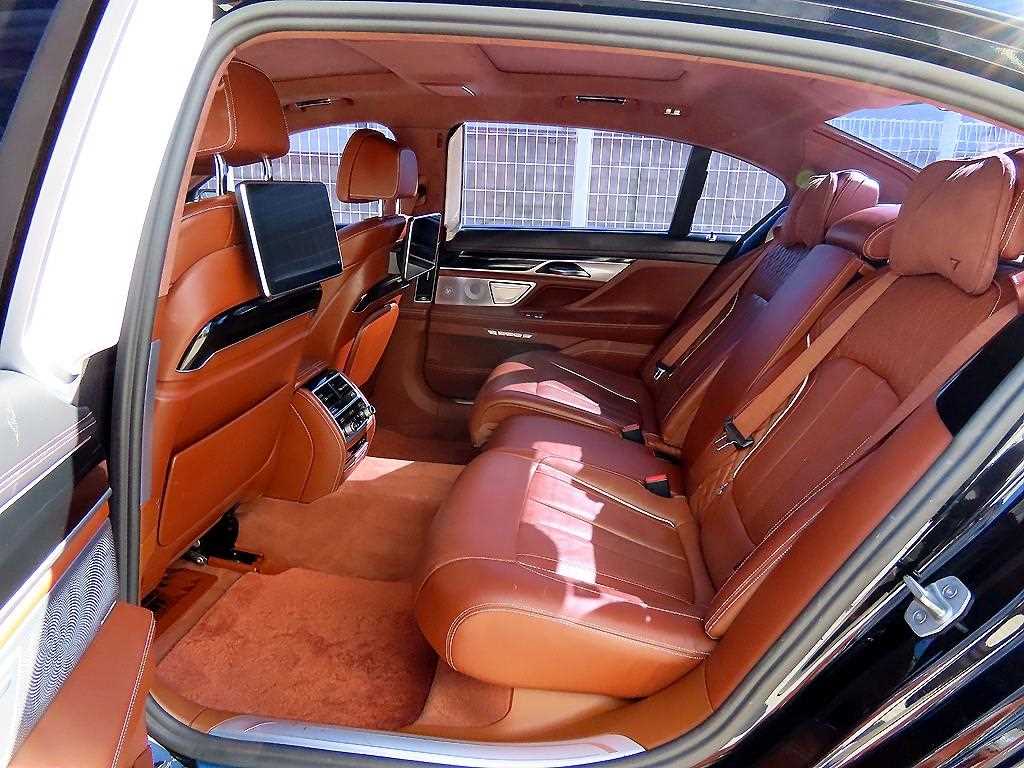 BMW 7-Series — photo 06