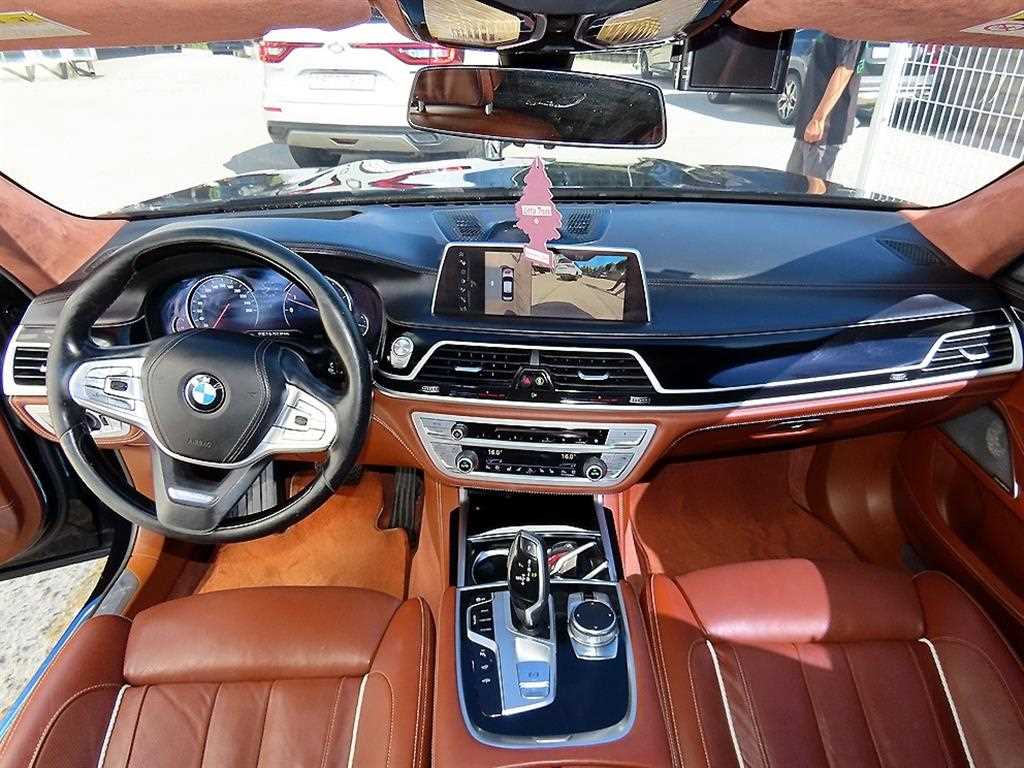 BMW 7-Series — photo 07
