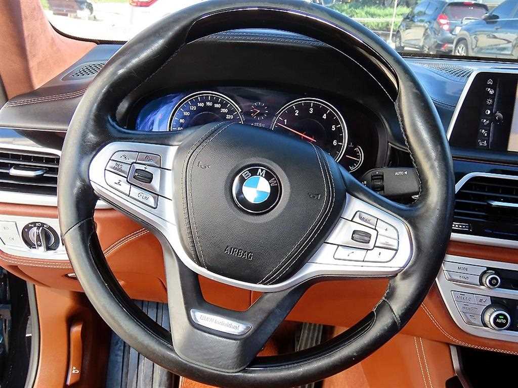 BMW 7-Series — photo 08
