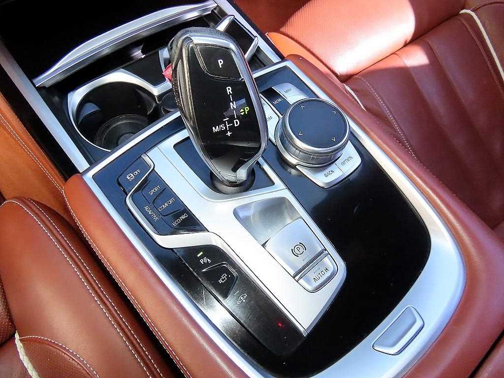 BMW 7-Series — photo 11