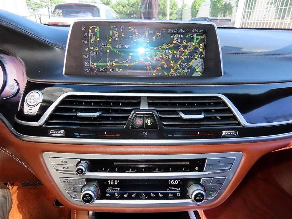BMW 7-Series — photo 13