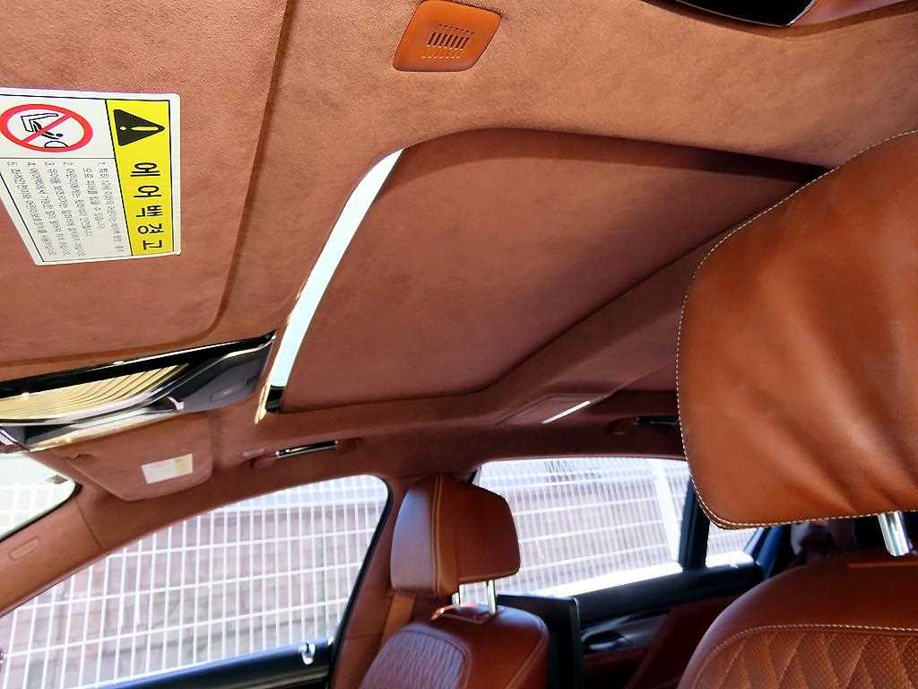 BMW 7-Series — photo 16