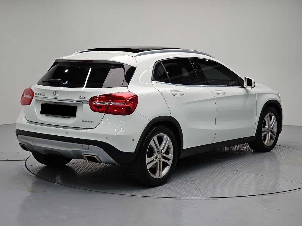 Mercedes-Benz GLA-Class — photo 04