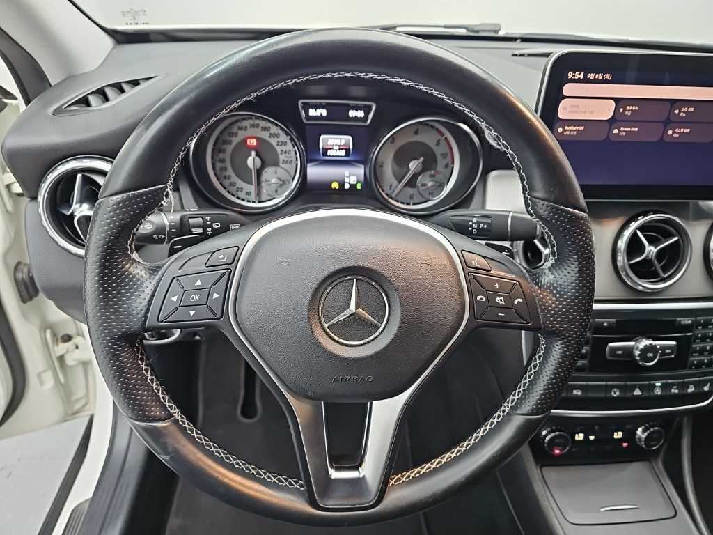 Mercedes-Benz GLA-Class — photo 09