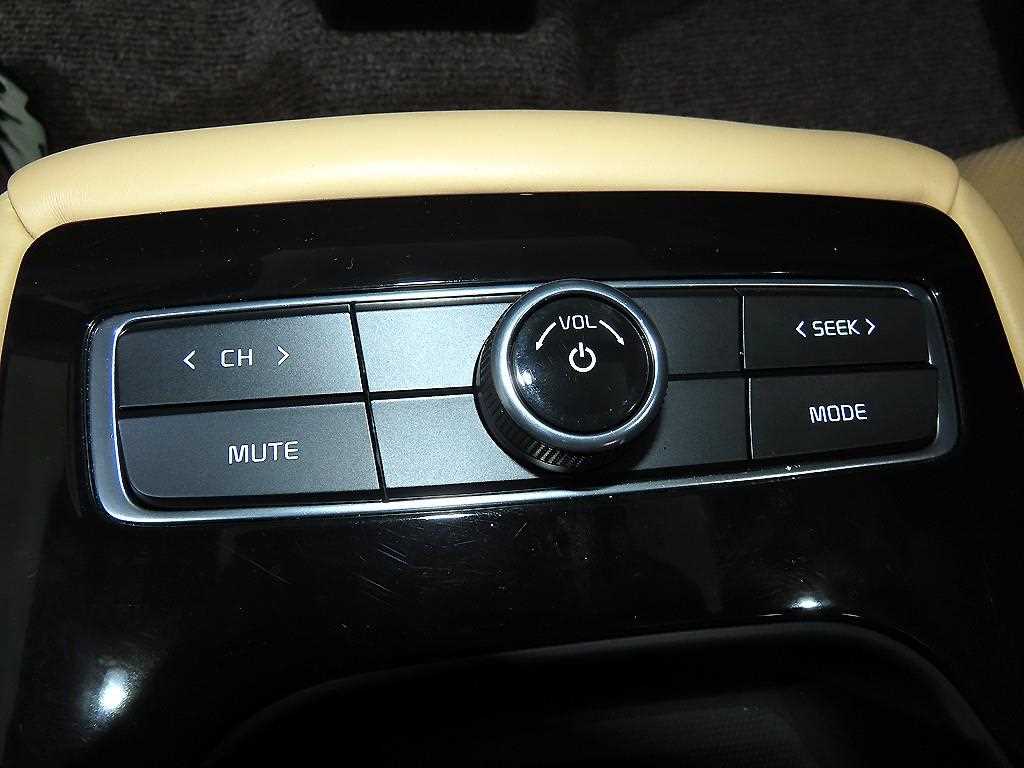 Kia K7 — photo 14