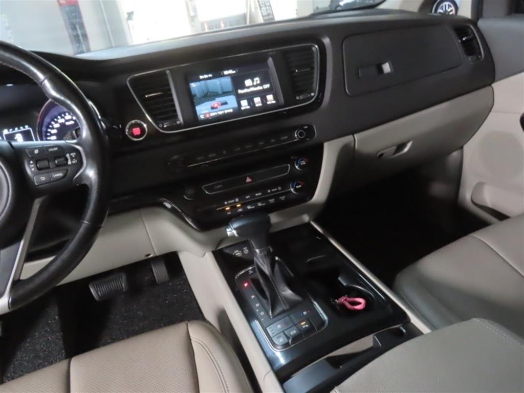 Kia Carnival — photo 16