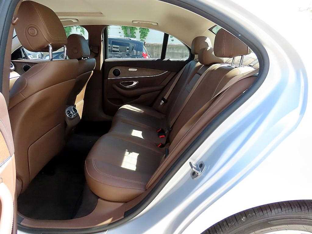 Mercedes-Benz E-Class — photo 06