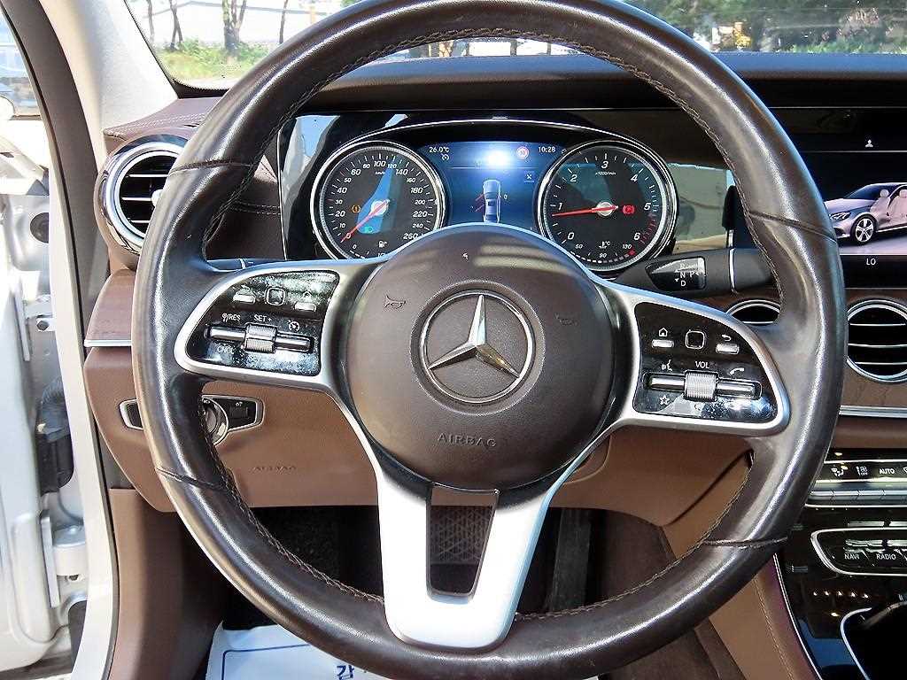Mercedes-Benz E-Class — photo 08