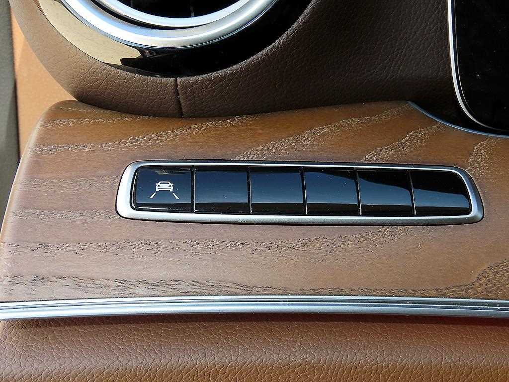 Mercedes-Benz E-Class — photo 11