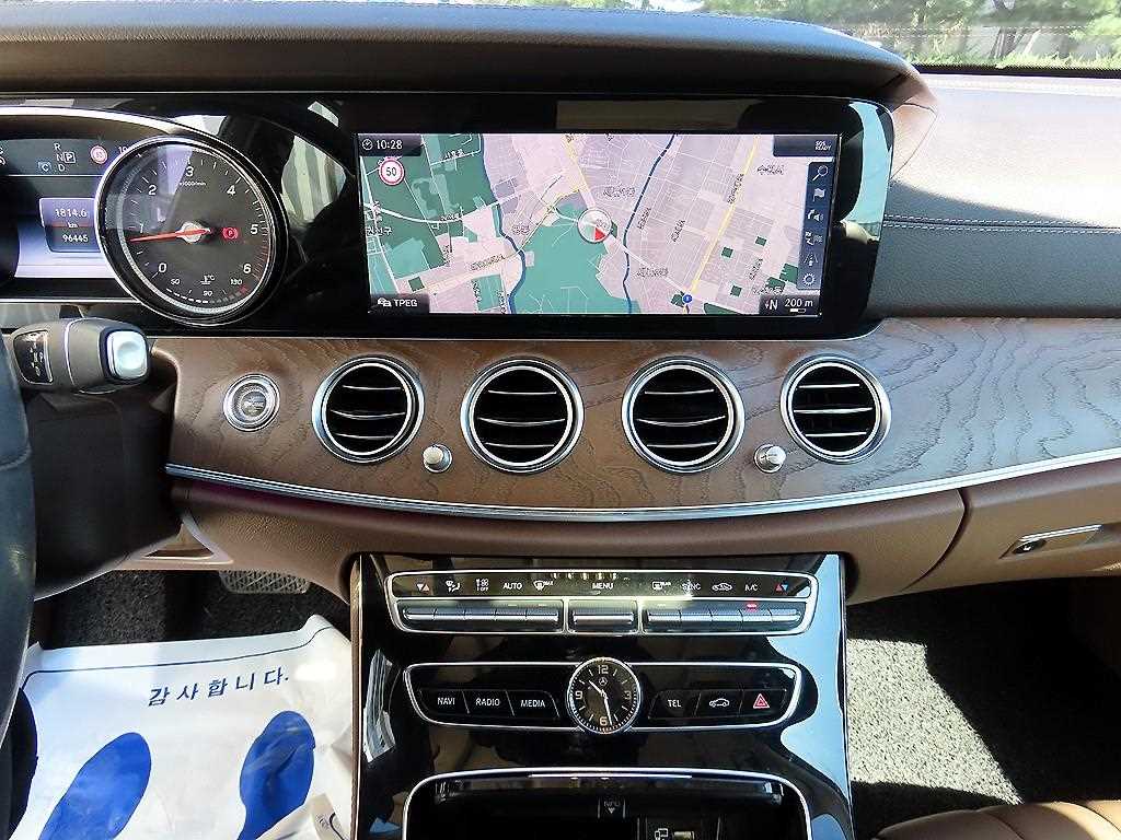 Mercedes-Benz E-Class — photo 14