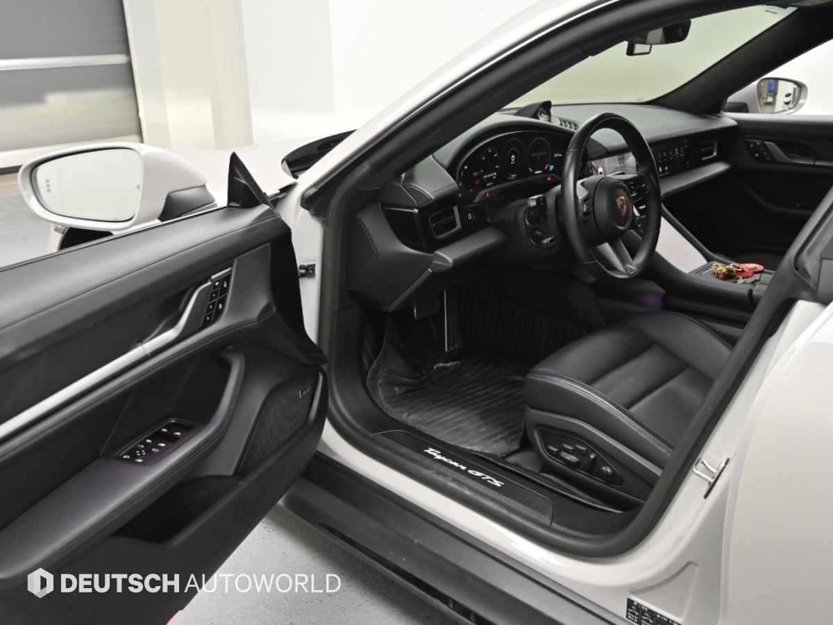 Porsche Taycan — photo 11