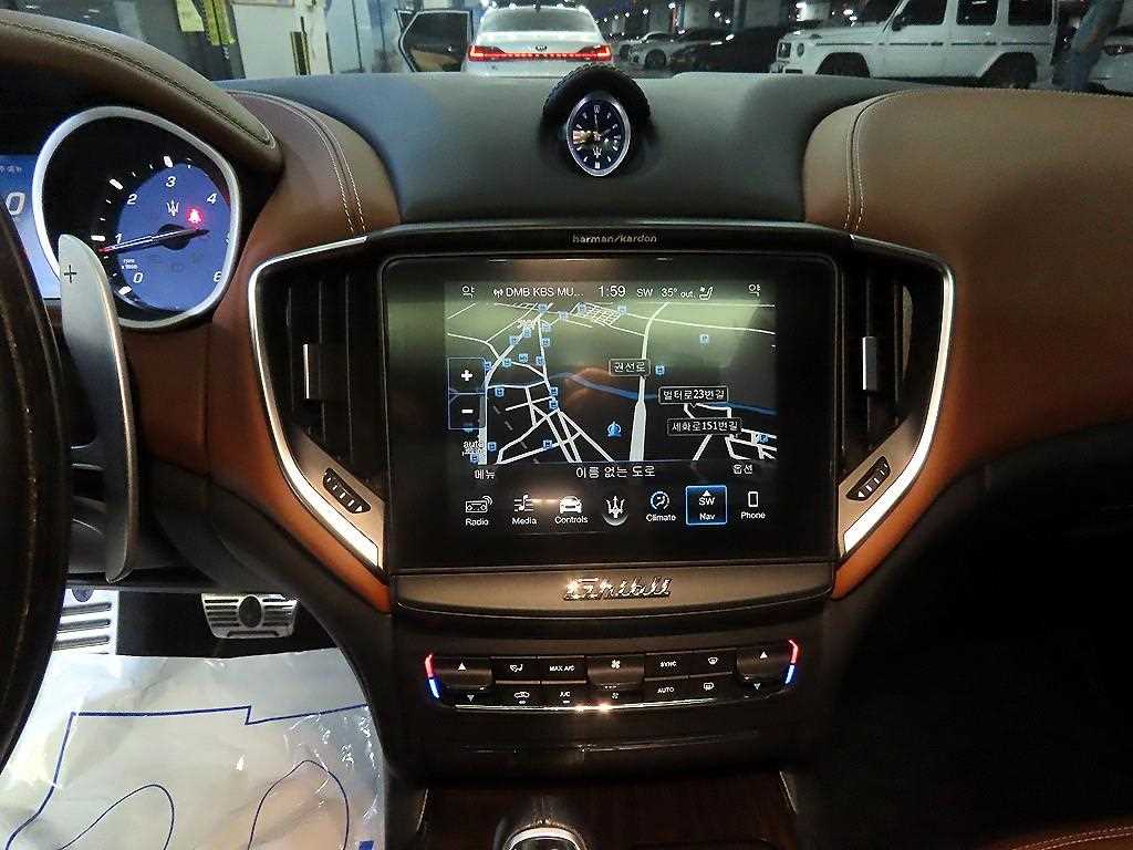 Maserati Ghibli — photo 11