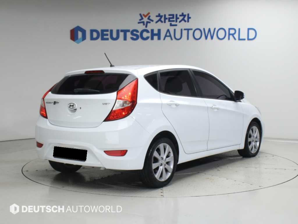 Hyundai Accent — photo 02