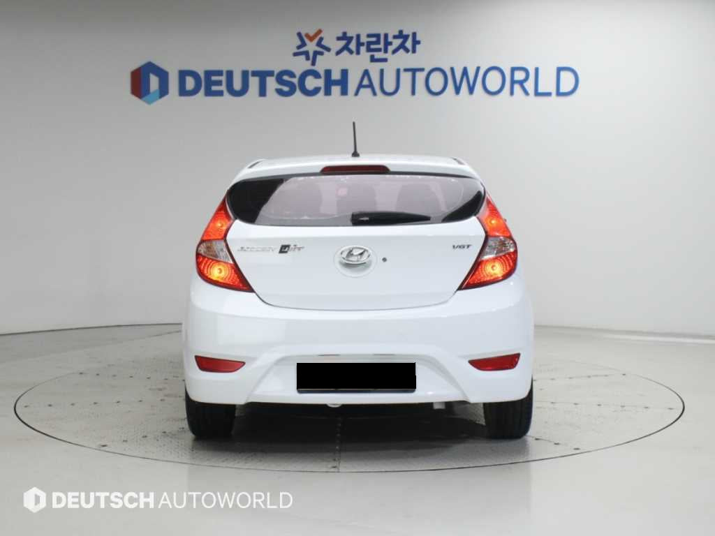 Hyundai Accent — photo 04