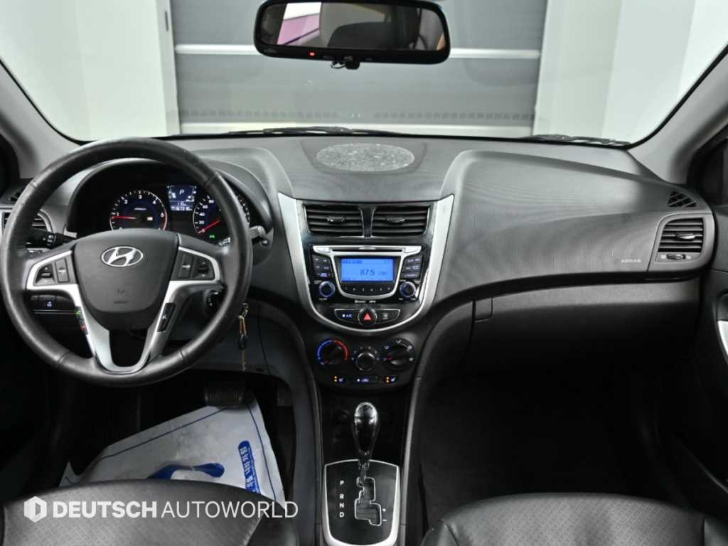 Hyundai Accent — photo 07