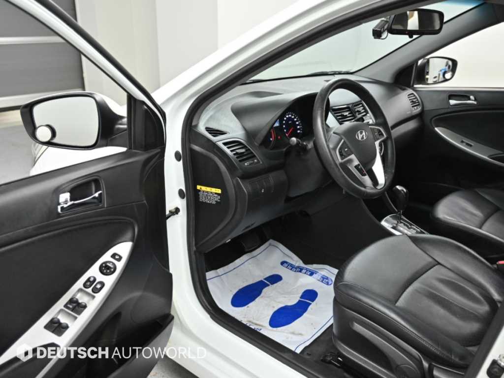 Hyundai Accent — photo 11