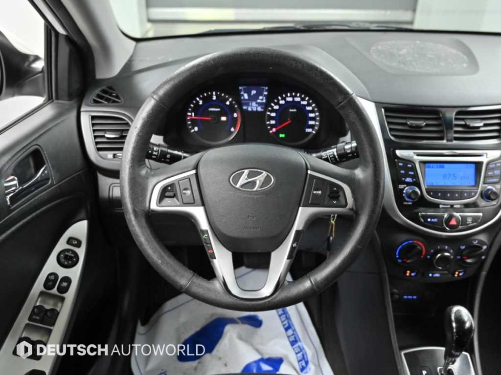Hyundai Accent — photo 13