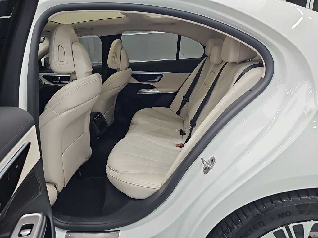 Mercedes-Benz E-Class — photo 12