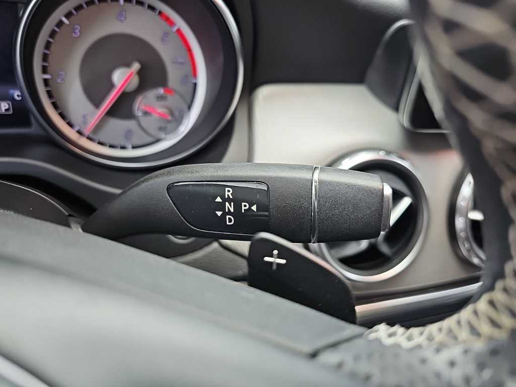 Mercedes-Benz GLA-Class — photo 08