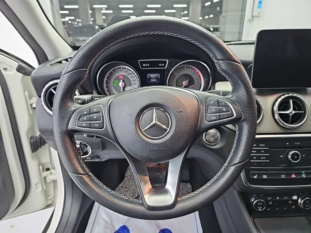 Mercedes-Benz GLA-Class — photo 09