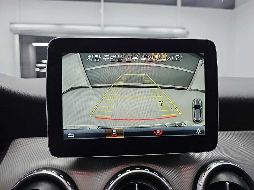 Mercedes-Benz GLA-Class — photo 15
