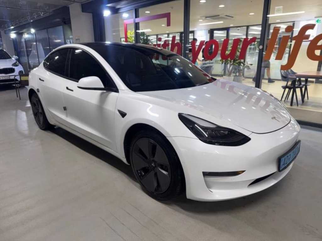Tesla Model 3 — photo 01
