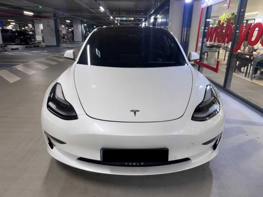 Tesla Model 3 — photo 02
