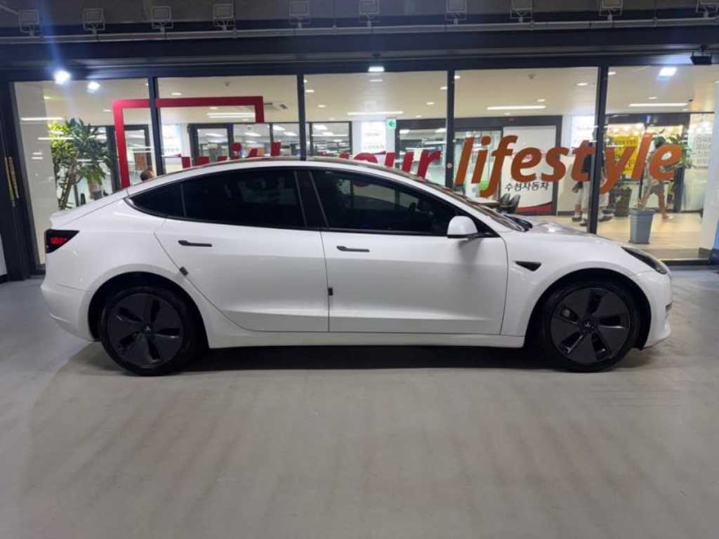 Tesla Model 3 — photo 03