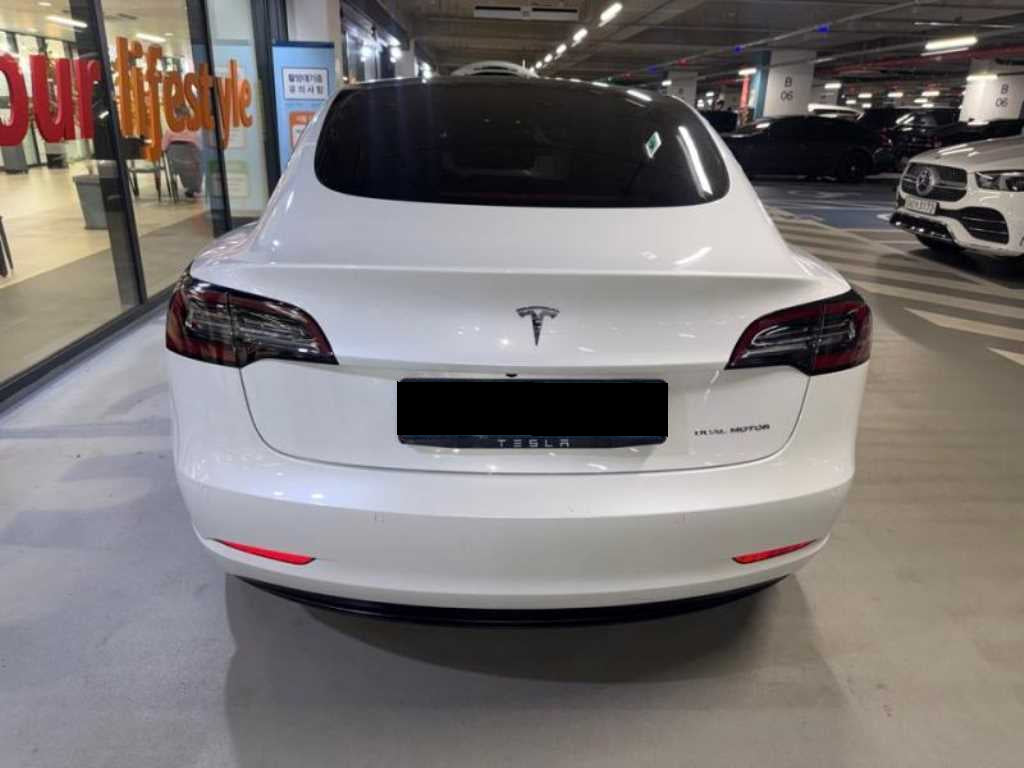 Tesla Model 3 — photo 05