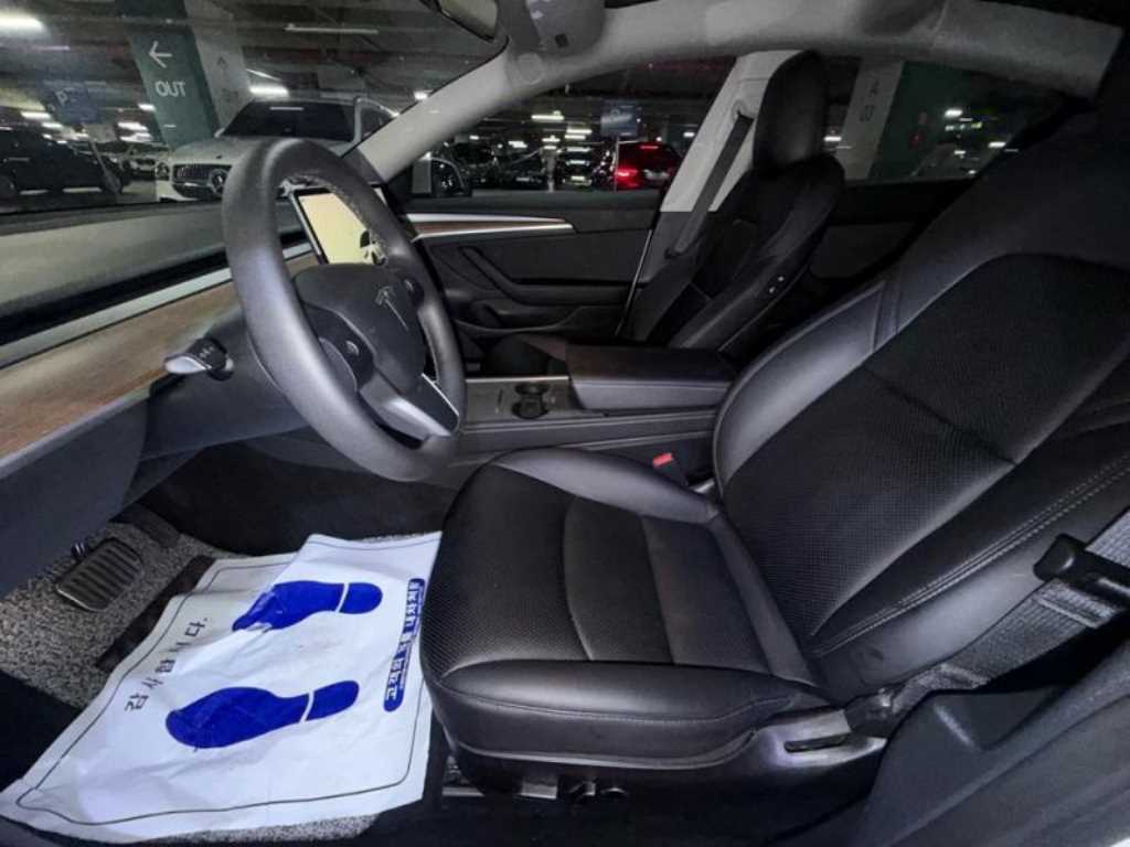 Tesla Model 3 — photo 07