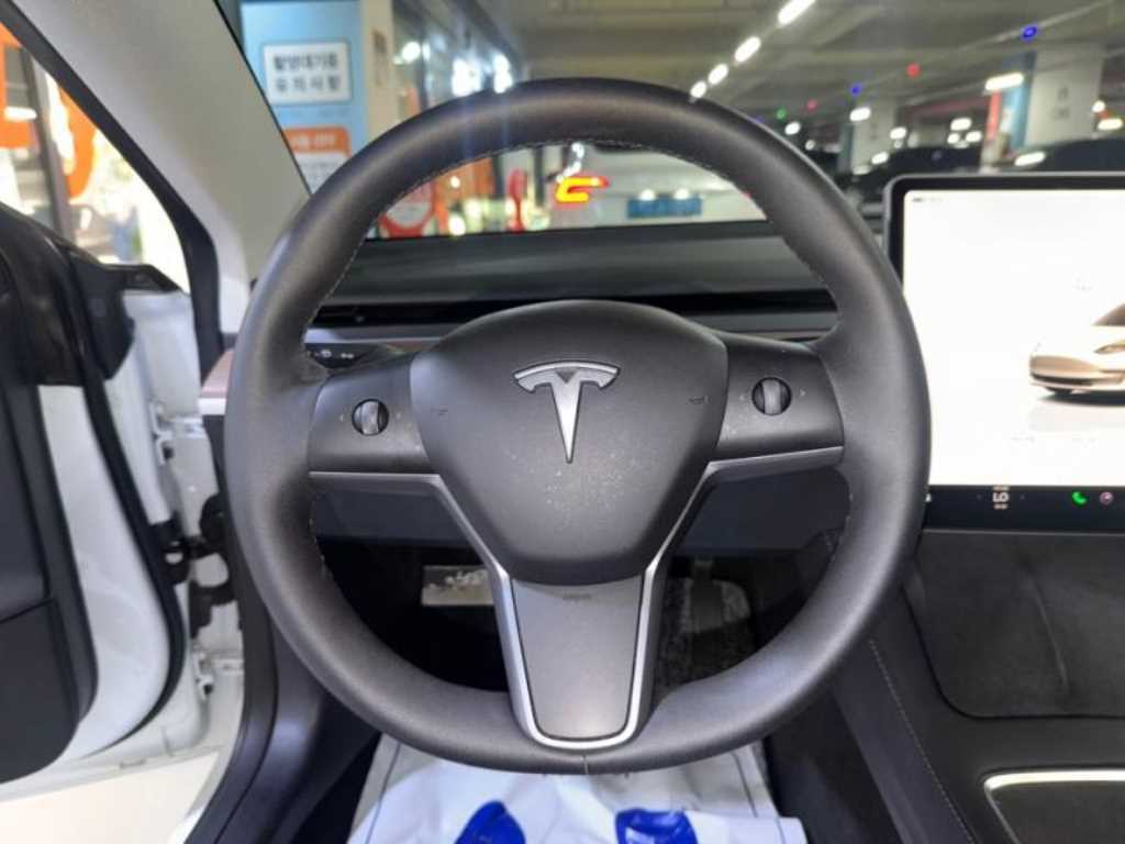 Tesla Model 3 — photo 09