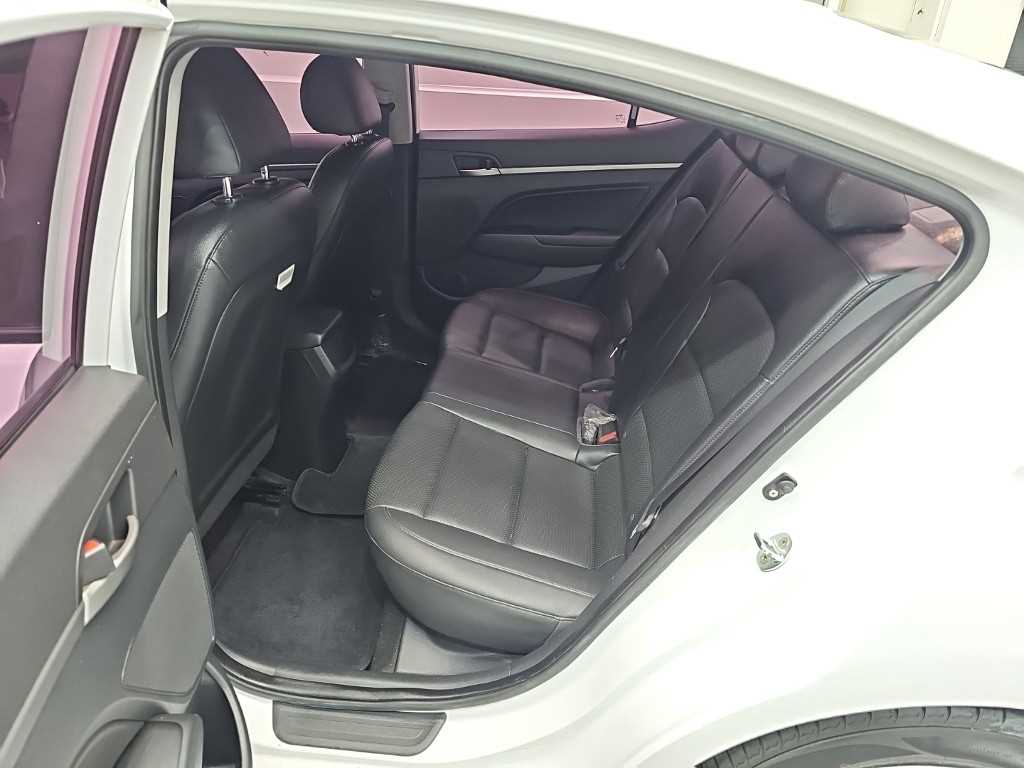 Hyundai Avante — photo 12