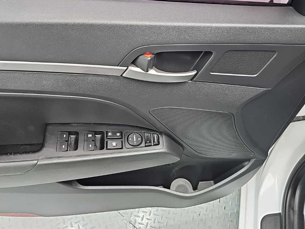 Hyundai Avante — photo 15