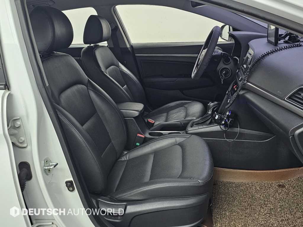 Hyundai Avante — photo 10