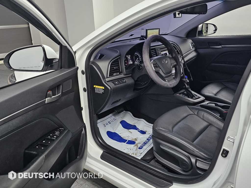 Hyundai Avante — photo 11