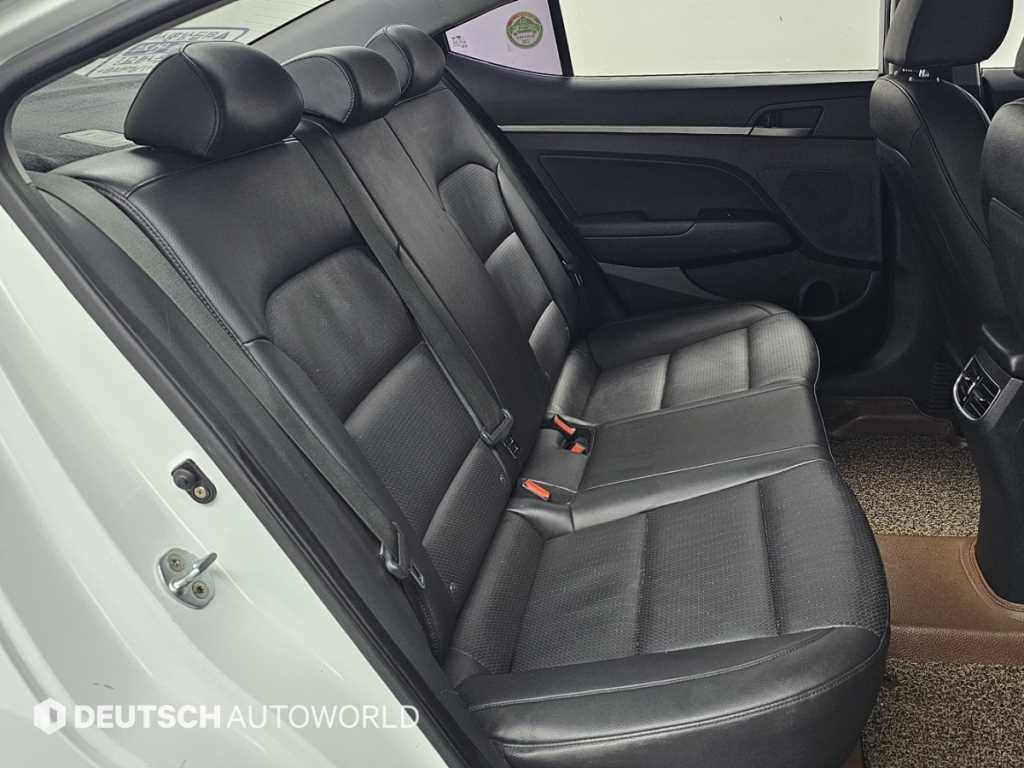 Hyundai Avante — photo 12
