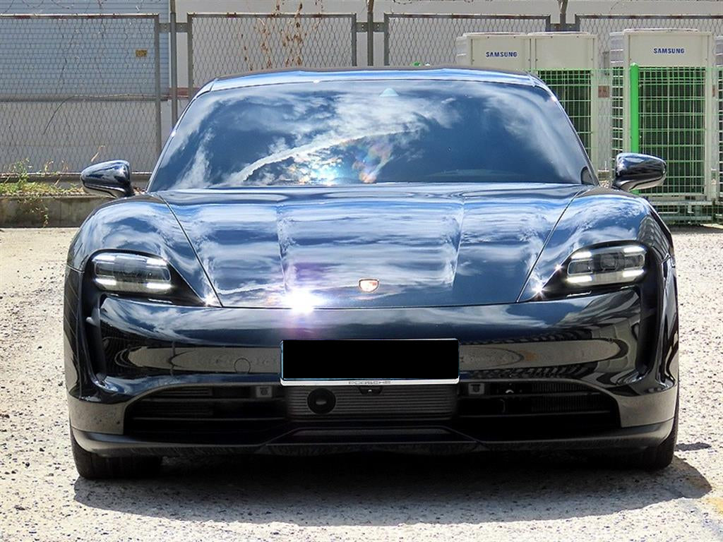 Porsche Taycan — photo 01