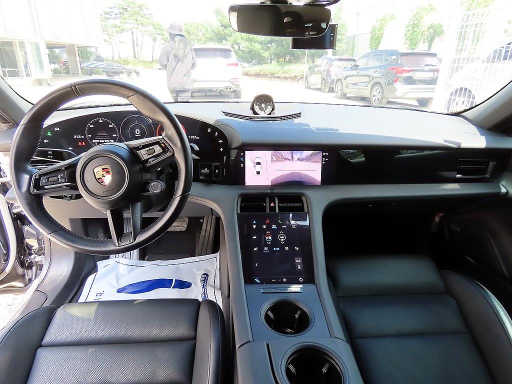 Porsche Taycan — photo 07