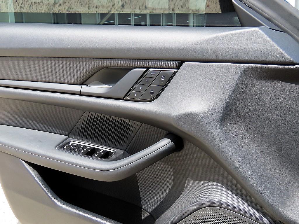 Porsche Taycan — photo 11