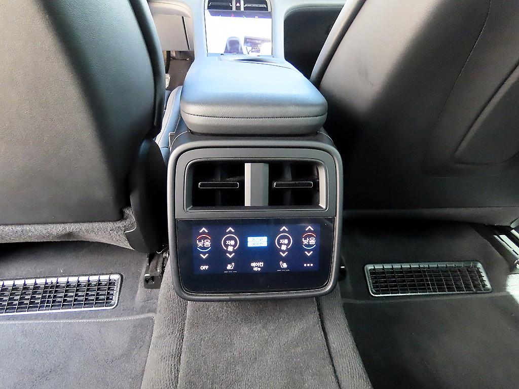 Porsche Taycan — photo 17