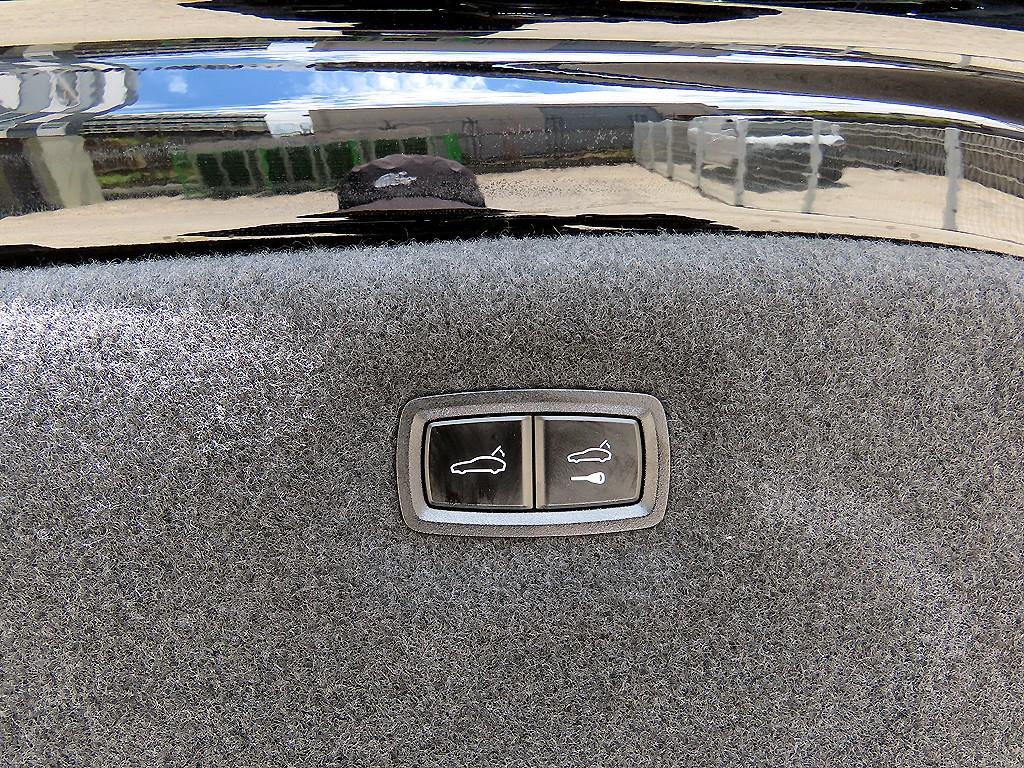 Porsche Taycan — photo 18