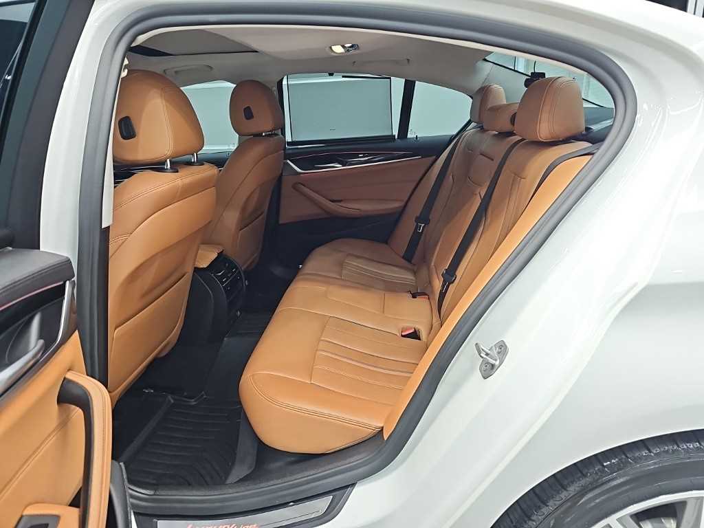 BMW 5-Series — photo 12