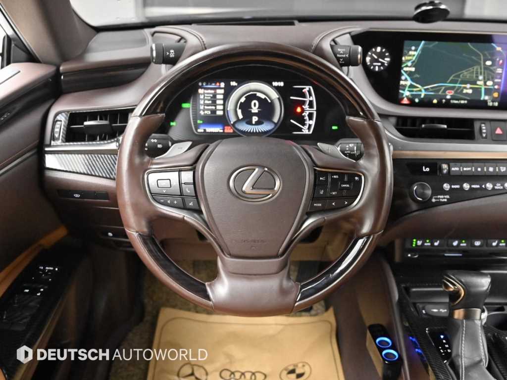 Lexus ES — photo 13